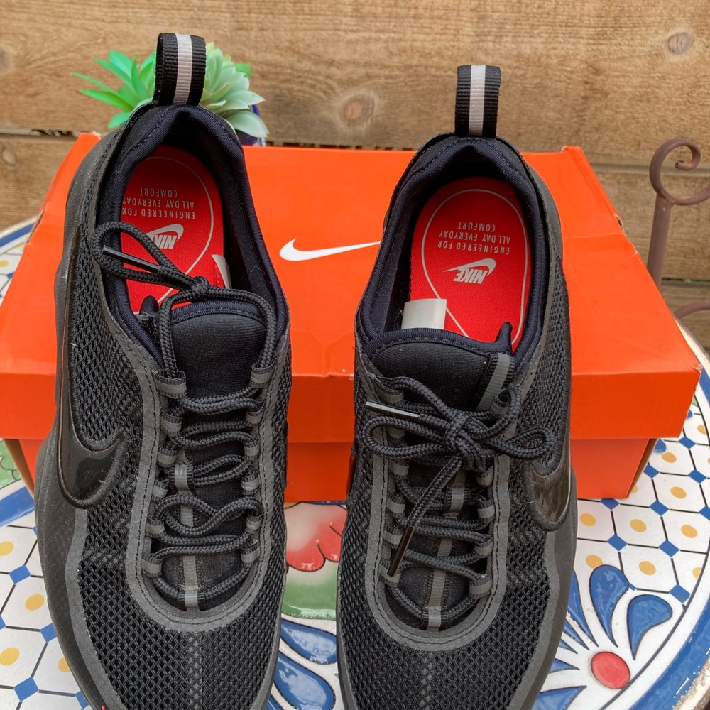 Sz.7.5 Black Nike shoes, - Picture 4 of 5